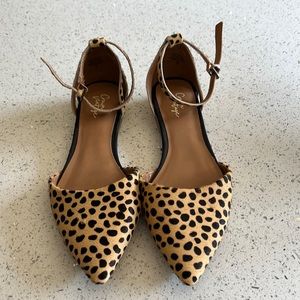 Gently worn Crown Vintage pointed flat! Size 7. Cheetah / Leopard print